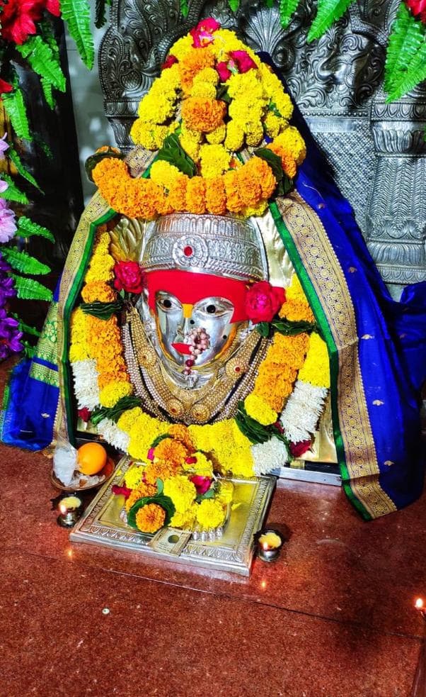 श्री यमाई देवी — पुष्पसजावट