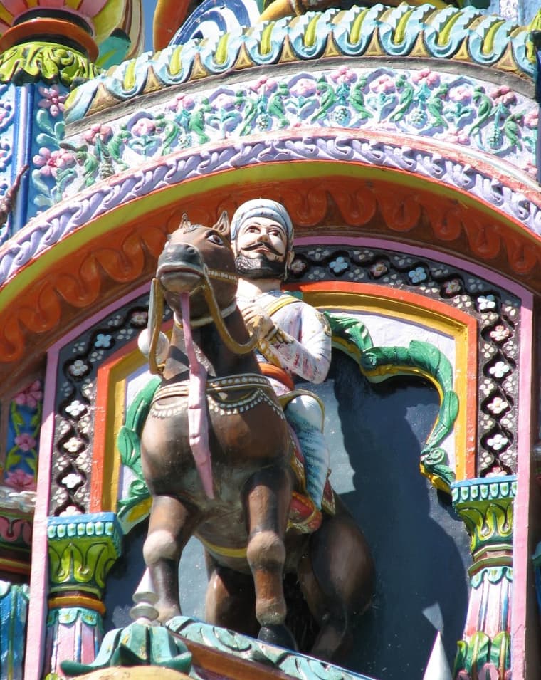 मंदिरावरील अश्वारूढ शिल्प