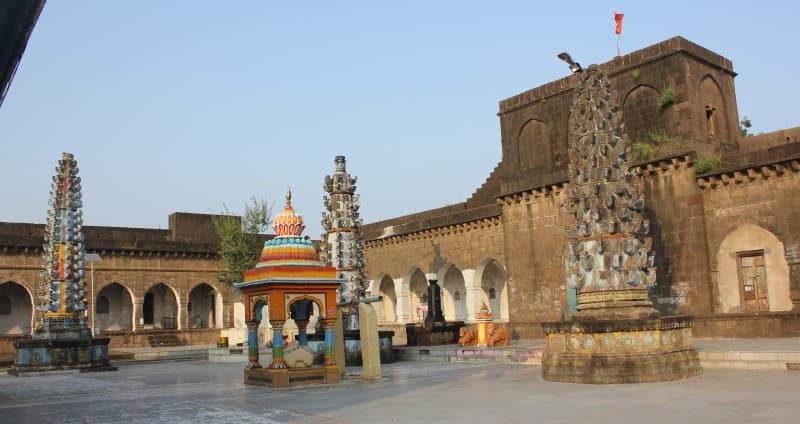 निमगाव – दावडी खंडोबा मंदिराच्या कोटातील दीपमाळा व तटबंदी