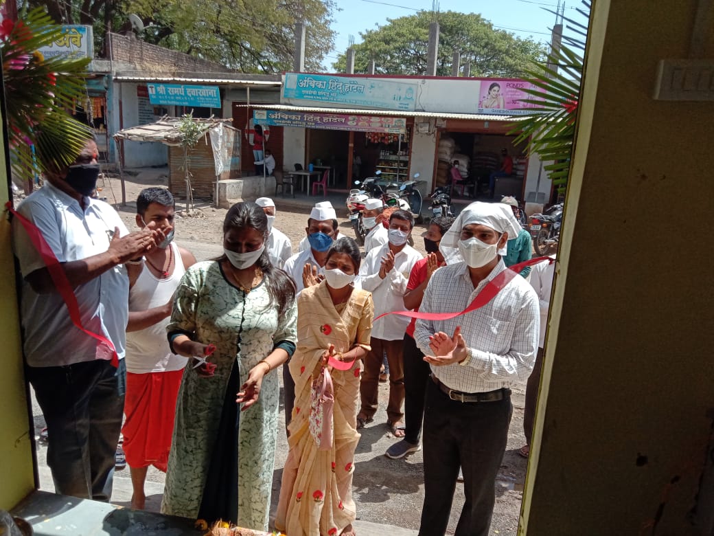 आर.ओ. प्लांटच्या उद्घाटनाच्या वेळी फीत कापताना उपस्थित ग्रामस्थ